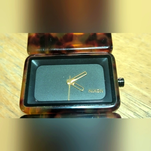 X The Vega Tortoise shell acrylic w/elastic band Black Dial 3 gold hand movement - Picture 3 of 11